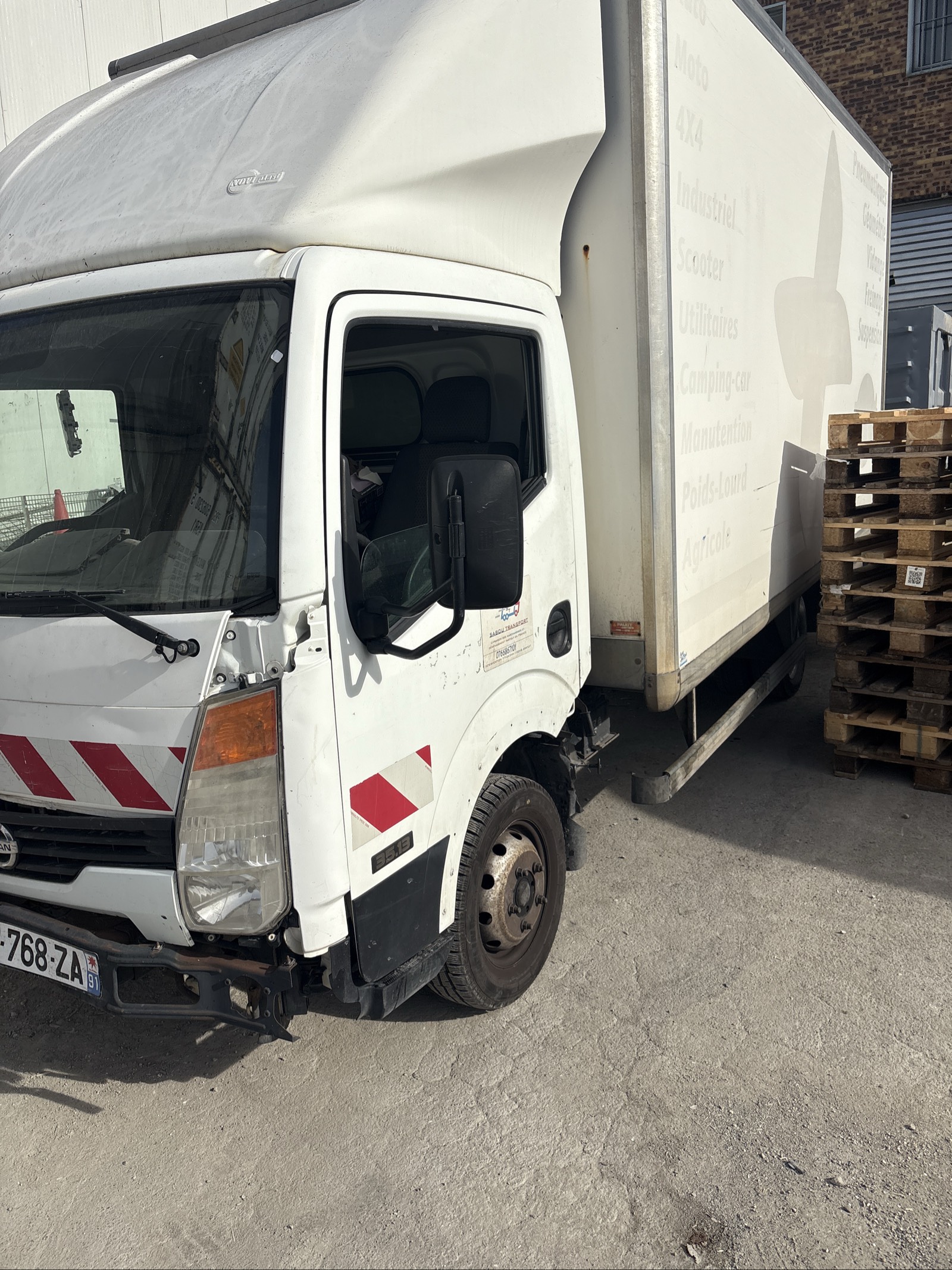 Camion caisse Nissan Cabstar 35.13