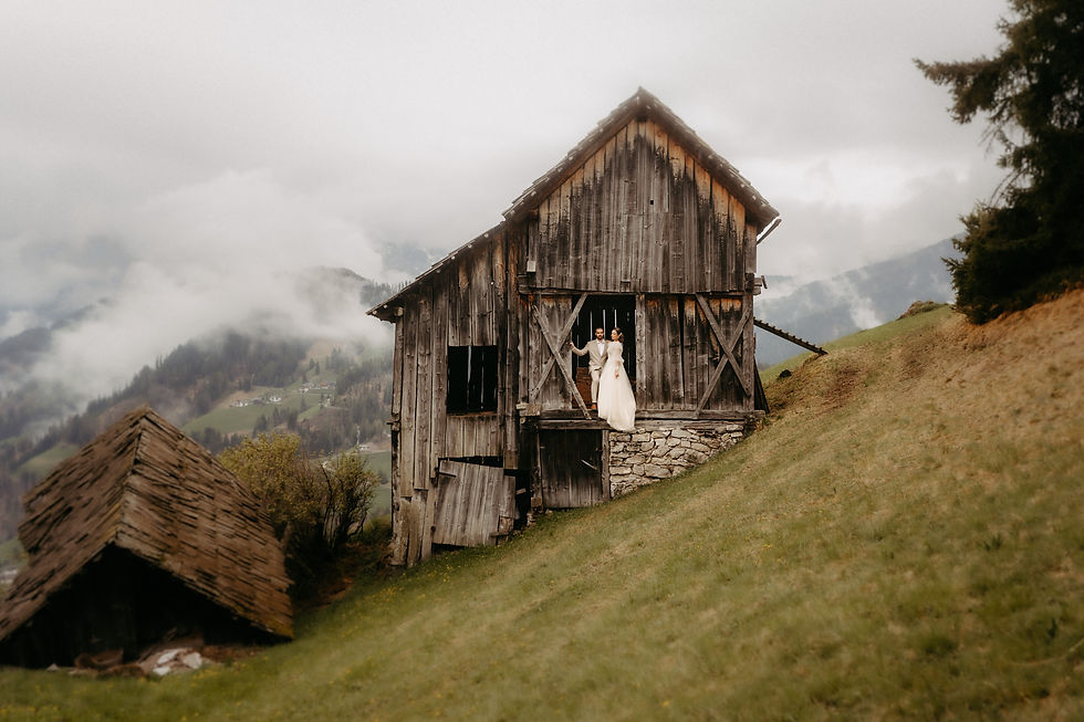 Brautpaar auf Hütte in den Bergen