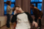 Ein trauriger Junge sitzt im Vordergrund, während im Hintergrund die Eltern streiten – Symbolbild für kindliches Leid in familiären Konfliktsituationen.