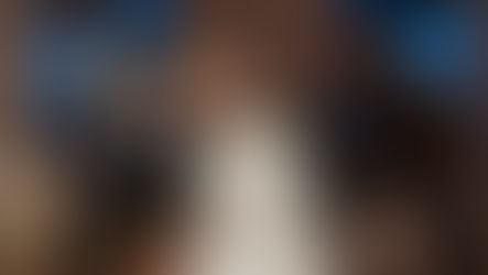 Ein trauriger Junge sitzt im Vordergrund, während im Hintergrund die Eltern streiten – Symbolbild für kindliches Leid in familiären Konfliktsituationen.