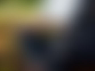 Geschäftsführer besprechen Unternehmensrisiken auf einem Tablet – Symbolbild für Krisenfrüherkennung nach StaRUG.