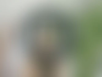 Influencerin filmt sich mit dem Smartphone für Social Media – Symbolbild für Content-Erstellung und steuerpflichtige Umsätze 2025