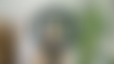 Influencerin filmt sich mit dem Smartphone für Social Media – Symbolbild für Content-Erstellung und steuerpflichtige Umsätze 2025