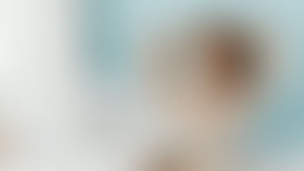 Eine nachdenkliche Frau sitzt vor einem Laptop und blickt nach oben – Symbolbild für Unsicherheit oder Recherche, etwa im Zusammenhang mit einem SCHUFA-Eintrag oder rechtlichen Fragen