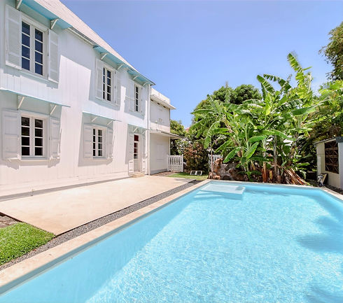 villa myriam piscine redimensionne_edited.jpg