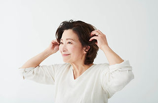 髪の毛を触っている女性