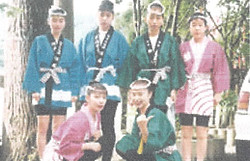 日本酒祭りに法被姿で立っているコンパニオン