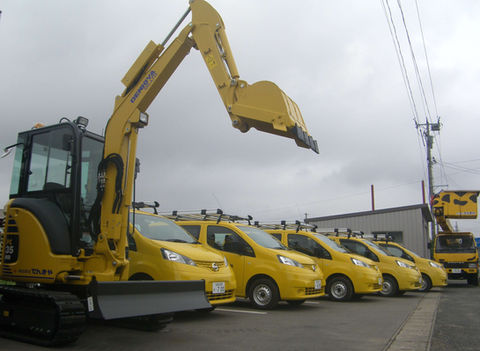 ショベルカーと社用車