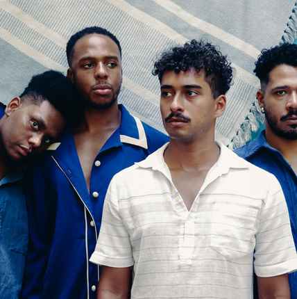Quatro atores do elenco de O Avesso da Pele posam lado a lado em imagem de divulgação do espetáculo baseado no romance de Jeferson Tenório.