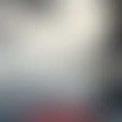 Cartaz de “A Queda 2: No Limite”, com uma mulher sobre uma passarela suspensa entre montanhas e outra pendurada por uma corda. Uma escultura de dragão aparece à direita, entre nuvens. Ao centro, lê-se: “Não olhe para baixo”.