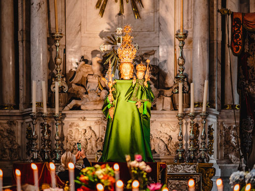Modehaus Natan kleidet Madonna in der Antwerpener Kathedrale