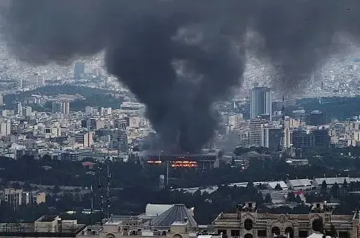 Imagens aéreas do momento do ataque à emissora iraniana.