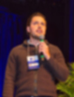 De pé - de baixo pra cima - Marco Torelly.jpg