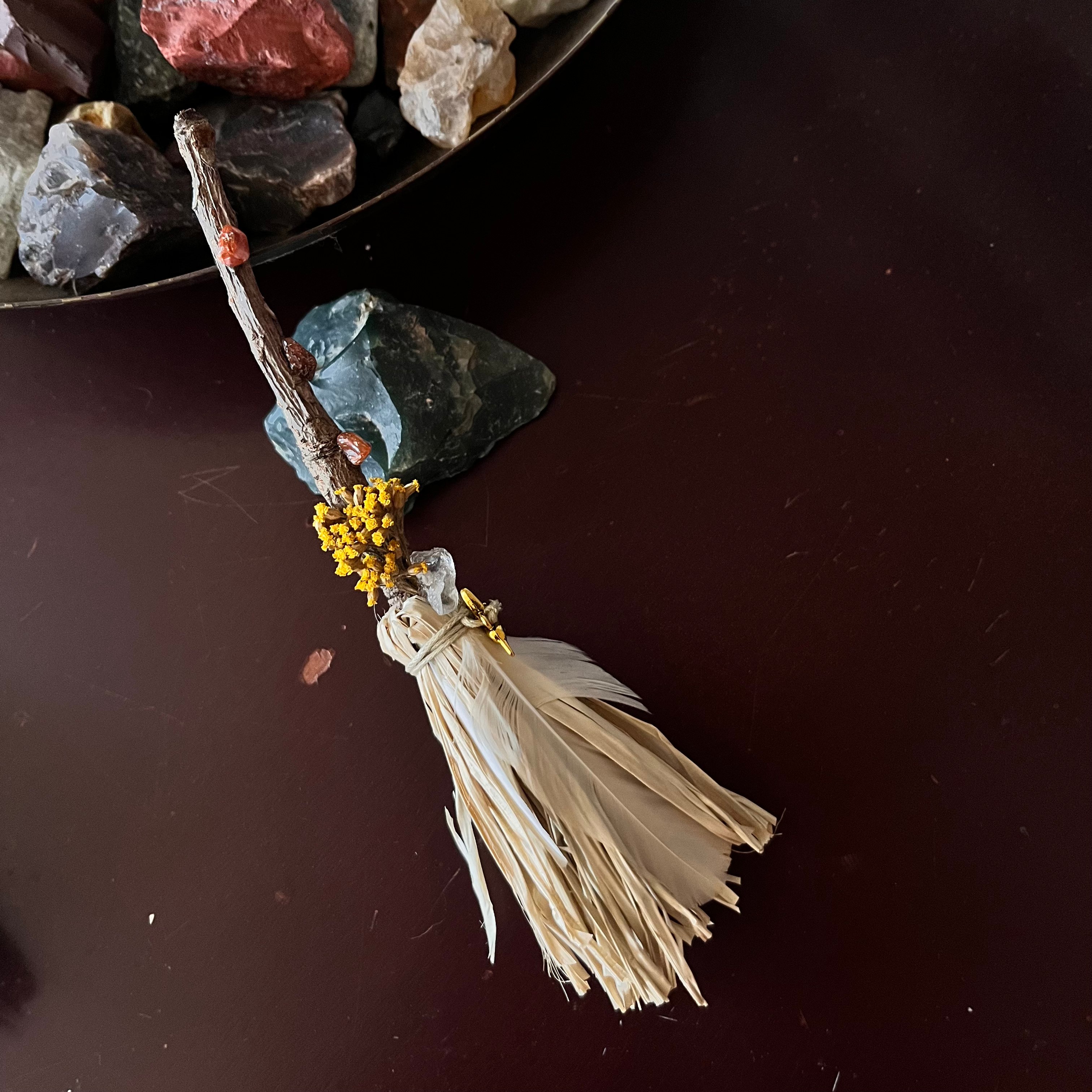 Escobita mini por Lunara Soleil "That Witch"