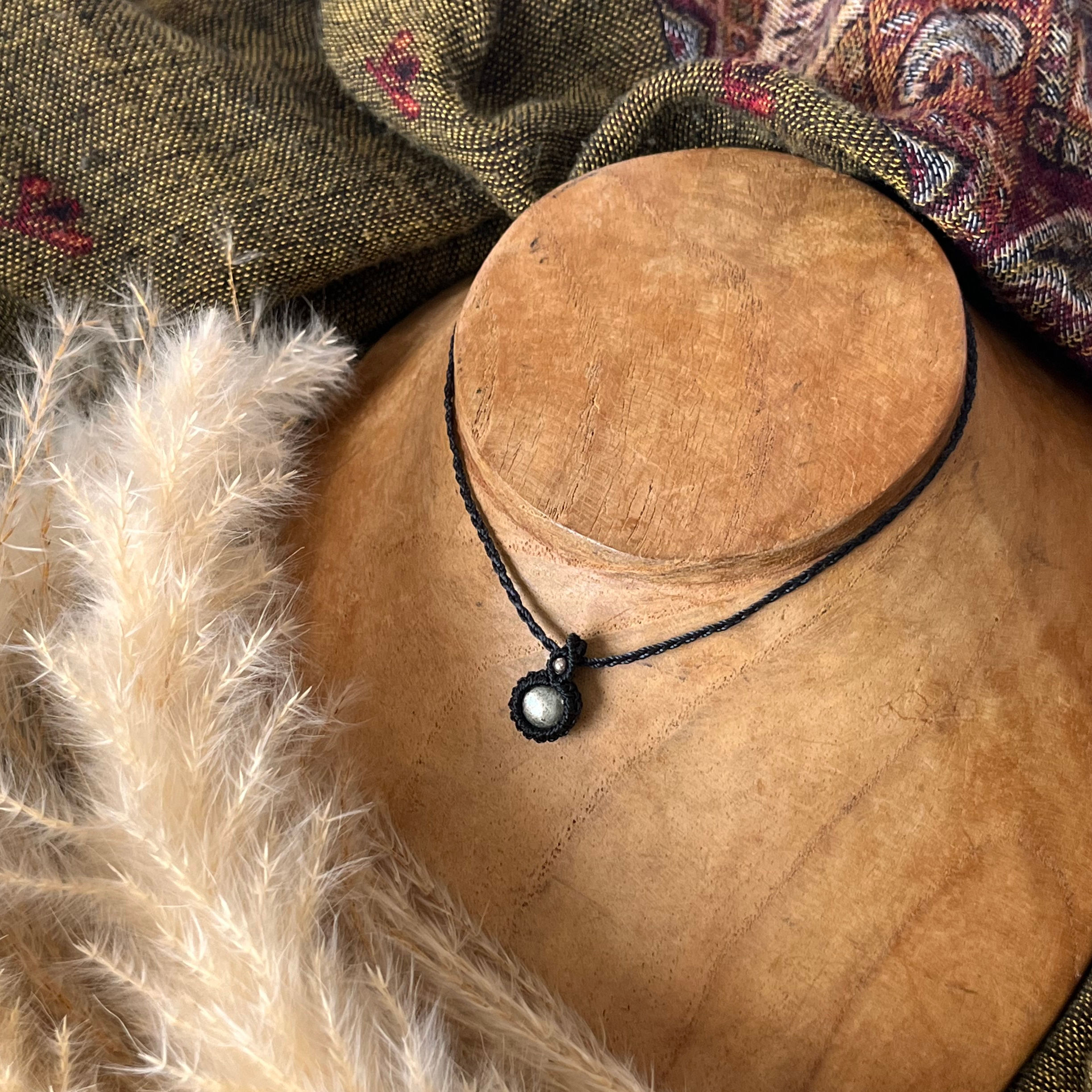 Collar de Macrame de Pirita por HB Art