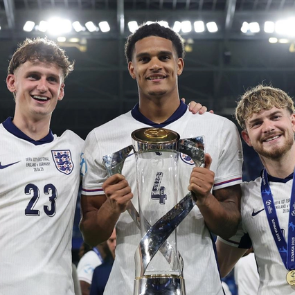 Elliott scores and Morton assists winner as Reds trio lift U21 Euros with England