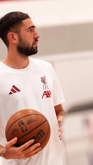 Liverpool players make visit to the home of the Chicago Bulls
