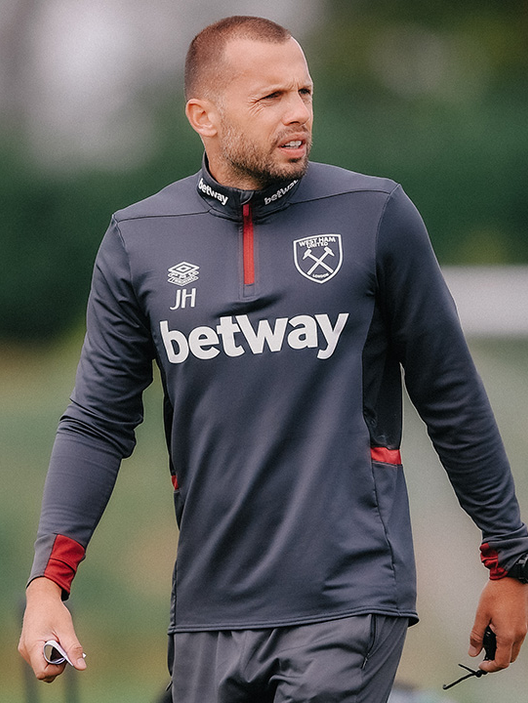 A former Everton defender has disclosed that he is currently negotiating with Liverpool, while his representatives work on a deal.