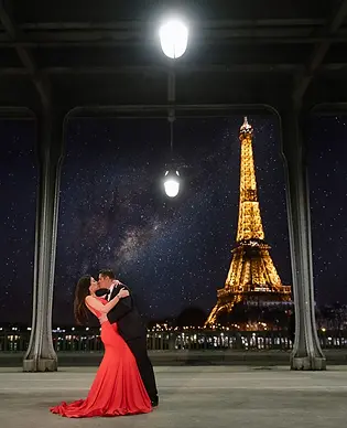 Pre-wedding-couple-kissing-at-the-Eiffel-Tower-by-night-where-way-is-showing