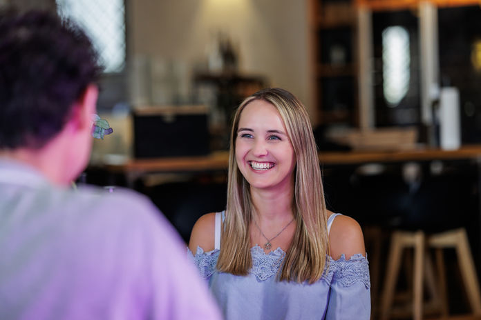 junge lächelnde Frau bei einem Date