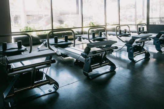 Mehrere NordicTrack Ultra 1 Reformer RX-S Geräte in einem menschenleeren Studio