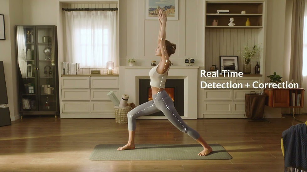 Zeigt eine Frau beim Yoga deren Haltung gerade vom AEKE K1 Analysiert wird.