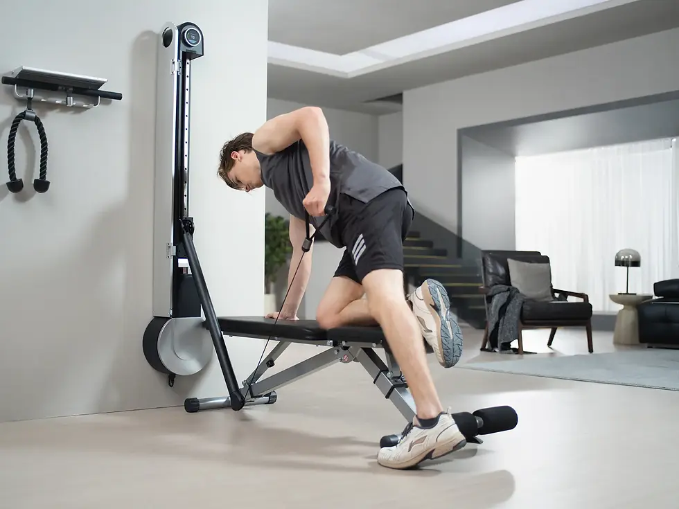 Ein junger Mann der zu Hause in seinem Wohnzimmer mit dem SPlan Model I Smart Home Gym System trainiert