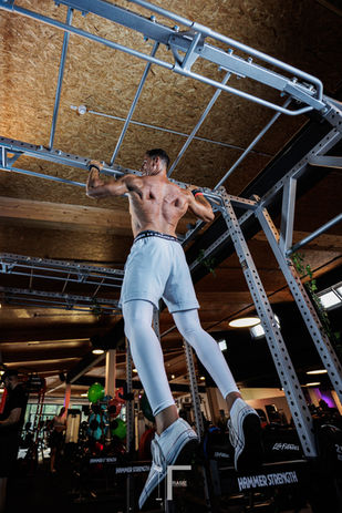 Muskulöser Mann trainiert in einem Fitnessstudio