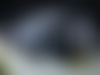 Einblick in die Produktionsstätte von Dorrong: mehrere Druckmaschinen, links ein gehender Mitarbeiter (mit dem Rücken zu uns gekehrt)