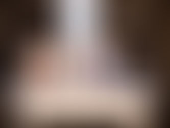 im Hintergrund ist eine dunkle Holzwand auf der ein Zettel auf dem "Südsteiermark" steht, davor auf dem weißen Tisch stehen 3 Kaffeeverpackungen mit je einem andersfarbigen Label (braun, weiß, kobaltblau) und je einem Strauß darauf abgebildet, ganz rechts auf dem Tisch steht auch noch eine alte, kleine, händische Kaffeemühle