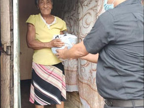 Entrega de alimentos en los sectores la Cabelleriza, La Esperanza y Lebrón en la provincia Santo Domingo Oeste.
