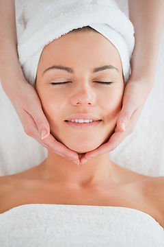 portrait-of-a-smiling-woman-having-a-fac