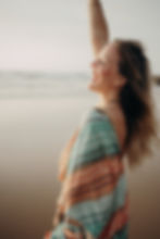 Ein Bild von Isabell Maurer in Portugal. Sie steht am Meer und lächelt.