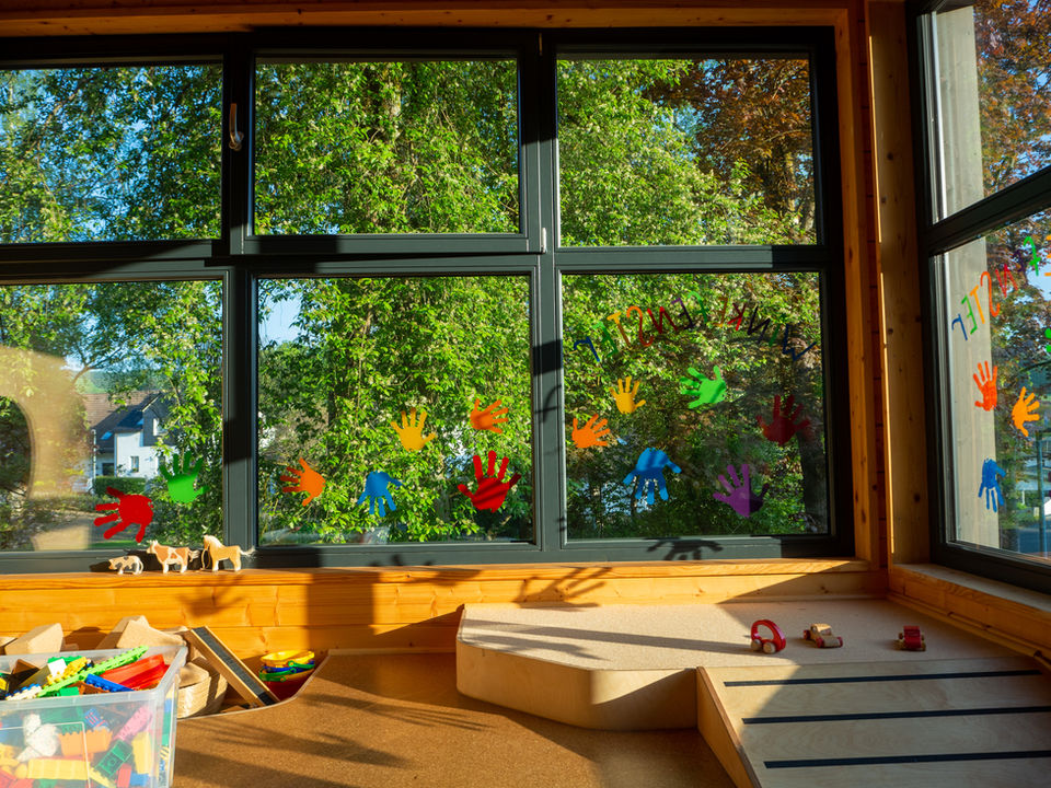 Fenster mit Handabdrücken