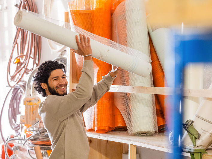 Mitarbeiter nimmt Gewebe