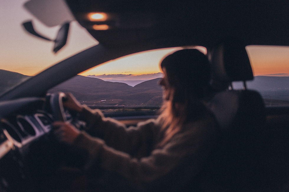 Femme qui conduit sa voiture Hull Auto Prestige