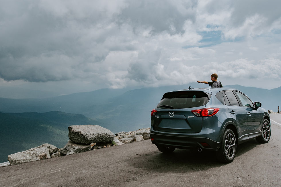 Enfant dans une voiture Masda de Hull Auto Prestige qui sort de la fenêtre du plafond pour voir le paysage