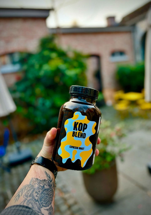 Nieuw label van de koffieblend van kop koffiezaak op een glazen bokaal