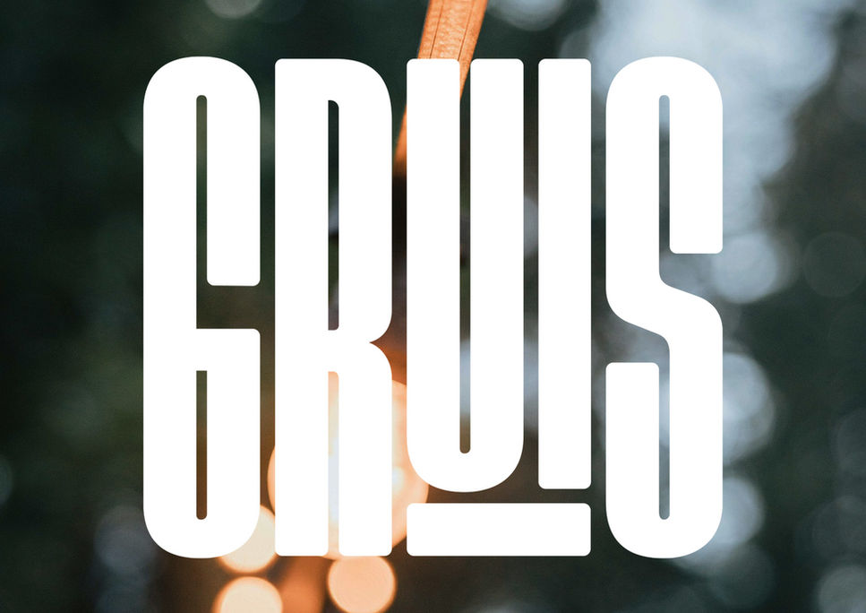 Logo van Gruis koffiebar op een natuurlijke achtergrond