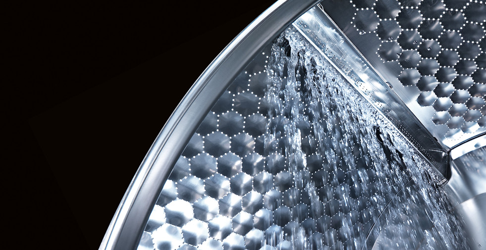 Água a cair de forma delicada dentro da máquina de lavar roupa profissional Miele