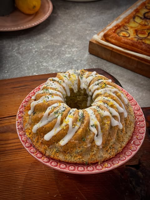 Citron- & vallmosockerkaka med glasyr, citronzest och rosmarin