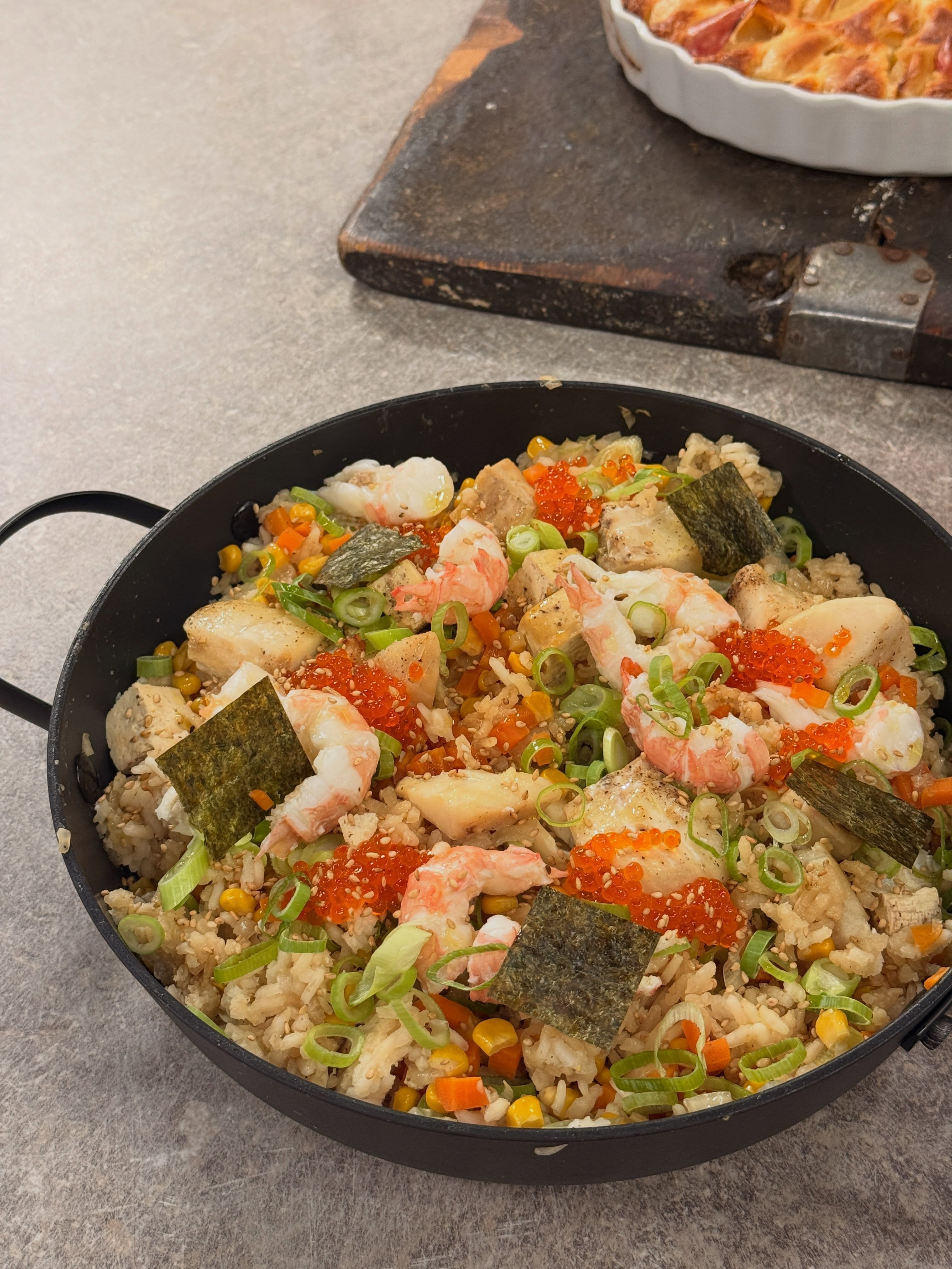 Japansk risgryta “Kamameshi/one pot” med norsk sej, havskräfta och regnbågsrom. 
Denna rätten har verkligen blivit en favorit hemma, så himla gott, enkelt och knappt någon disk samt går lätt att variera med kyckling, kött, fläsk, veg - you name it! 

Spara & laga du kommer älska! 

4 portioner
Sushiris 3 dl
Fisk- eller skaldjursbuljong 5 dl (1 buljongtärning + 5 dl vatten)
Norsk sejfilé eller sejrygg 300 g 
Kokta havskräftstjärtar 8 st (el räkor, krabba, kräftstjärtar i lake)
Tofu 130 g
Majs 0,5 st burk
Gul lök, hackad 1 st
Morot, skalad och tärnad 1 st
Japansk soja 4 msk
Mirin 4 msk
Sesamolja 1 -2 tsk
Salt 2 tsk
Svartpeppar 1 krm
 Topping
Finskuren salladslök
Rostade sesamfrön eller kimchi-sesamfrön
50 g regnbågsrom (valfritt)
Noriblad, klippta i bitar 2 st
Chili sås eller flakes om man vill ha hetta 
1. Skölj riset 3–4 gånger tills vattnet är klart.
2. Värm upp buljongen och blanda ner soja, mirin, sesamolja och lite salt
3. Skär sejfilén i bitar ca 5x5 cm
4. Lägg riset i en kastrull eller gjutjärnsgryta. Fördela lök, majs, morot och tofu ovanpå riset och sist sej bitarna 
5. Häll över buljongen. Koka upp ordentligt 2-3 min, sänk värmen och låt sjuda under lock i ca 20 -30 minuter, smaka om riset är genomkokt. Tiden varierar lite med vilken gryta man har. Salta och peppra.
6. Skala havskräftorna, skär salladslök fint och klipp noriarket i bitar
7. Stäng av värmen och låt vila under lock i ytterligare 10 minuter. Toppa med resen strax innan servering 

Norsk sejrygg och kokta havskräftor @norskfisk 

Fluga upp riset lite innan servering 🍚🌾

Servera i skålar