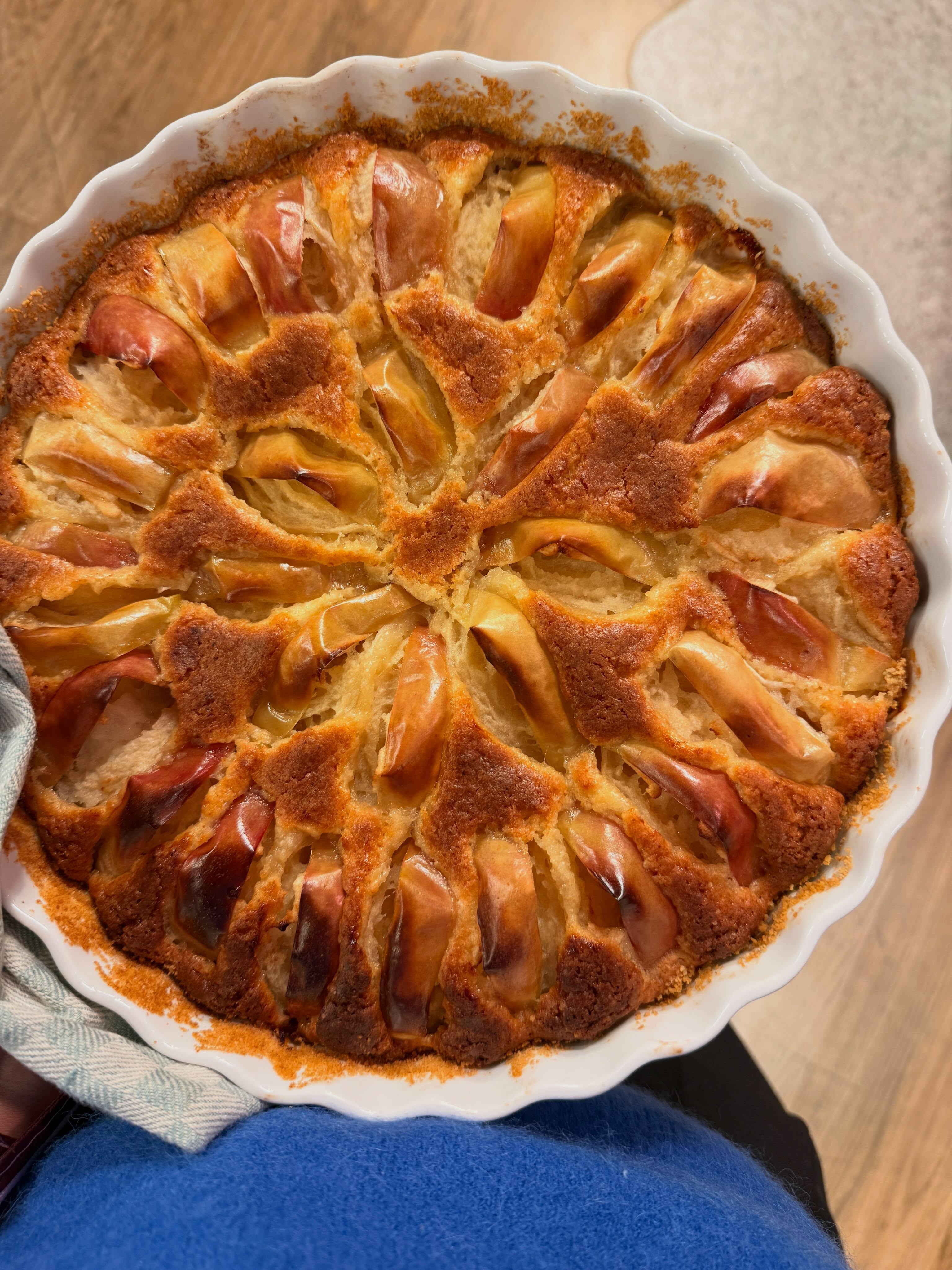 BUSENKEL ÄPPELKAKA 🍎
Spara & laga!

Orkar du inte baka kanelbullar idag? Då är det här din go-to! Bara att röra ihop degen, trycka ut den i en form och lägga i äpplena, tar max 10 min.
Vit miso ger kakan en härlig sälta, men den blir god även utan!

INGREDIENSER
• 100 g smör
• Lite ströbröd till formen
• 1 msk vit miso – kan ersättas med 2 nypor salt
• 2 dl socker
• 2 dl vetemjöl
• 1 tsk bakpulver
• 1 ägg
• 3–4 röda svenska äpplen, oskalade

GÖR SÅ HÄR

1. Sätt ugnen på 180 °C.
2. Smält smöret och vispa ner mison (el en nypa flingsalt)
3. Pensla en kakform med lite av det smälta smöret och strö ströbröd över botten.
4. Häll resten av smöret i en bunke. Tillsätt socker, vetemjöl, bakpulver och ägg. Rör ihop till en jämn deg.
5. Tryck ut degen i formen.
6. Skiva äpplena och tryck ner dem i degen med skalsidan uppåt.
7. Grädda i cirka 30-40 minuter, tills ytan är gyllenbrun och det bubblar lite runt kanterna.
Servera med vaniljsås eller vaniljglass 🤍