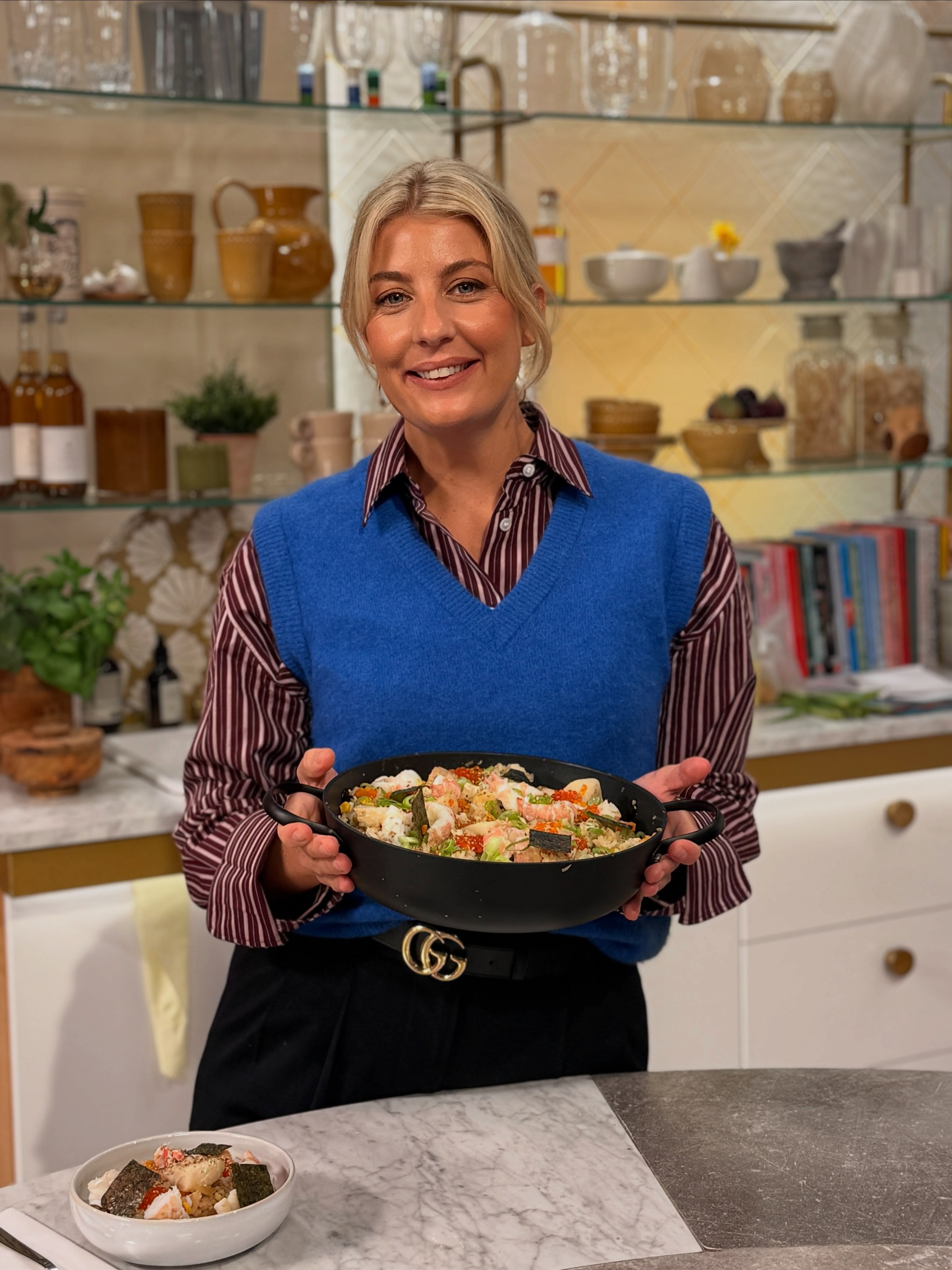 Så kul morgon i @nyhetsmorgon ☀️ med @jennystromstedt ❤️
Lagade japansk Kamameshi ”one pot” med norsk sej och havskräfta till varmrätt och min absoluta go to äpplekaka med miso och vaniljsås med yuzu. Delar recept i nya posts! 
Stockholm I Love You!!!
Tack för underbara dagar alla, nu hem till familjen 🚂🇳🇴