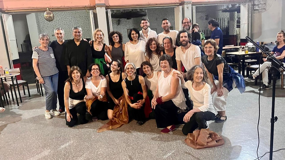 Gaby Ayala con sus alumnos de danza