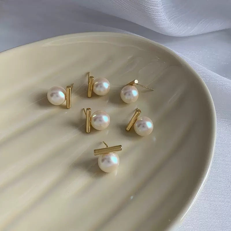 Thumbnail: Elegant Gold Pearl Stud Earrings