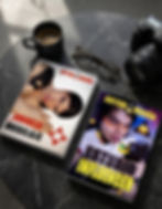 Fotografía estilo flat lay premium de los libros "Modelo y Modelaje" y "Estudio Influencer" de Arturo Orduña sobre una superficie de concreto pulido gris, acompañados de una taza de café espresso, lentes de lectura y objetivos de cámara fotográfica profesional.