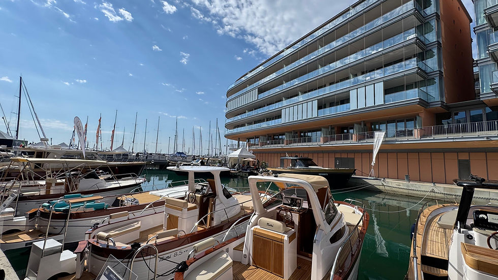 Gozzi in esposizione nel canale davanti alle residenze del Waterfront di Levante durante il Salone Nautico di Genova 2026