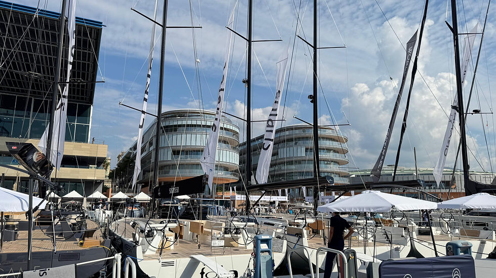 Velieri in esposizione con le residenze del Waterfront di Levante sullo sfondo