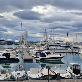 Waterfront di Genova, barche ormeggiate in banchina.